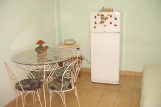 Comedor del apartamento de Joanis y Raul en la Habana