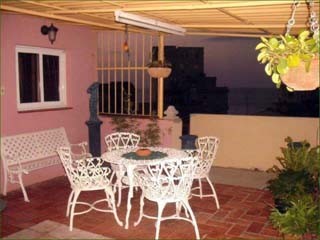 Foto tomada por la noche en la terraza de la casa particular Roly