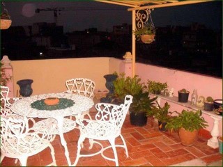 Otra foto tomada por la noche en la terraza de la casa particular Roly