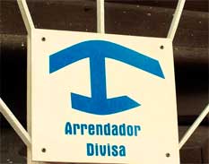 Anagrama colgado en la entrada de una casa de alquiler en La Habana