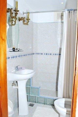 Baño en una de las habitaciones de la Casa Ariam