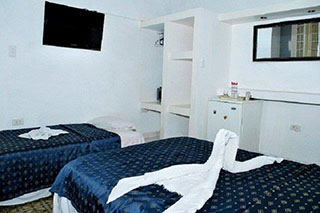 Habitacion con baño y dos camas en la Casa Ariam