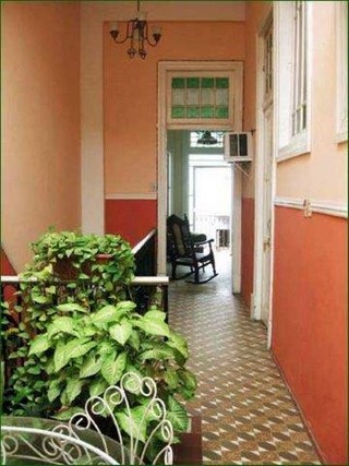 Pasillo que comunica las habitaciones en la casa particular